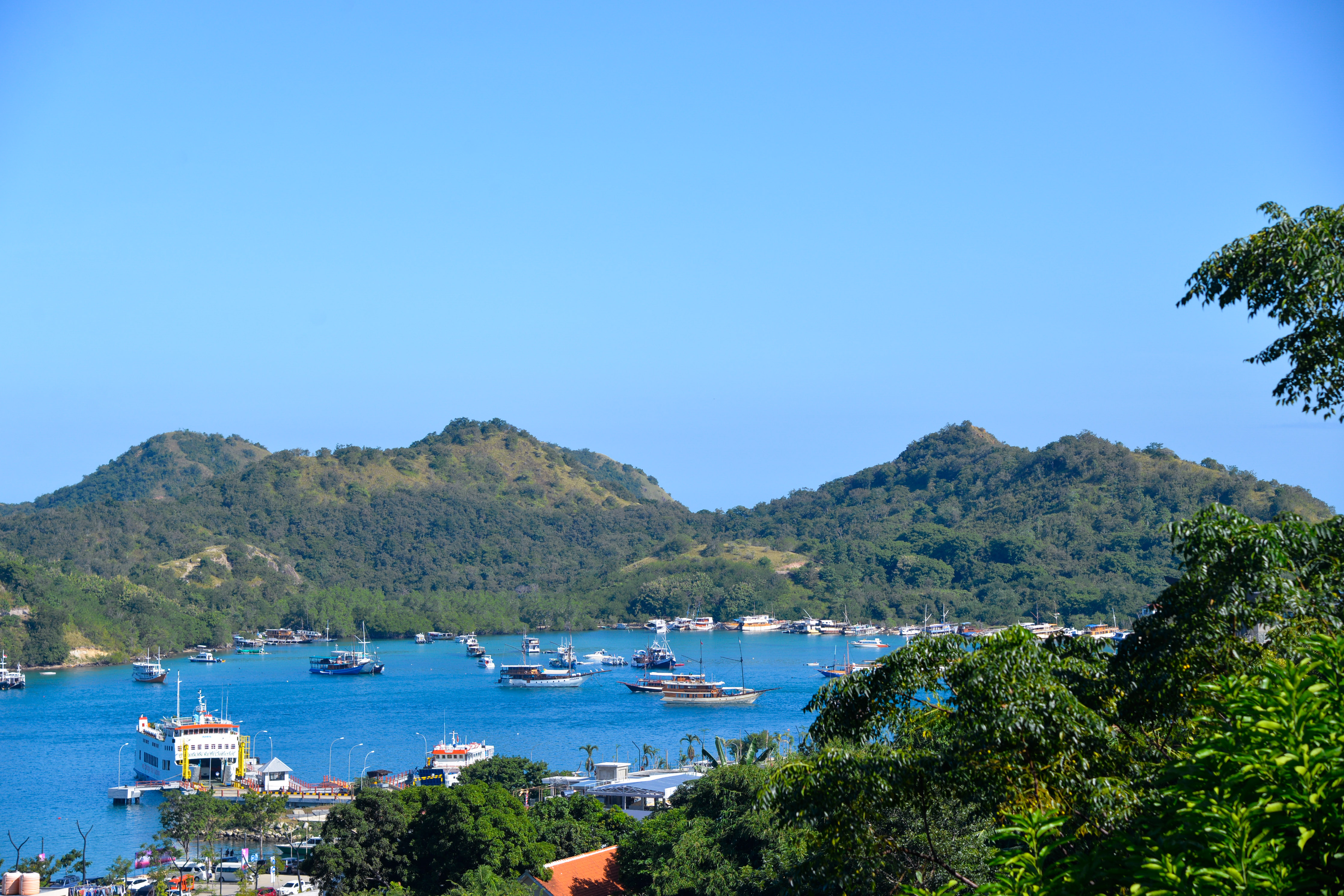 (新华视界)美丽的海滨小城:印尼拉布安巴焦