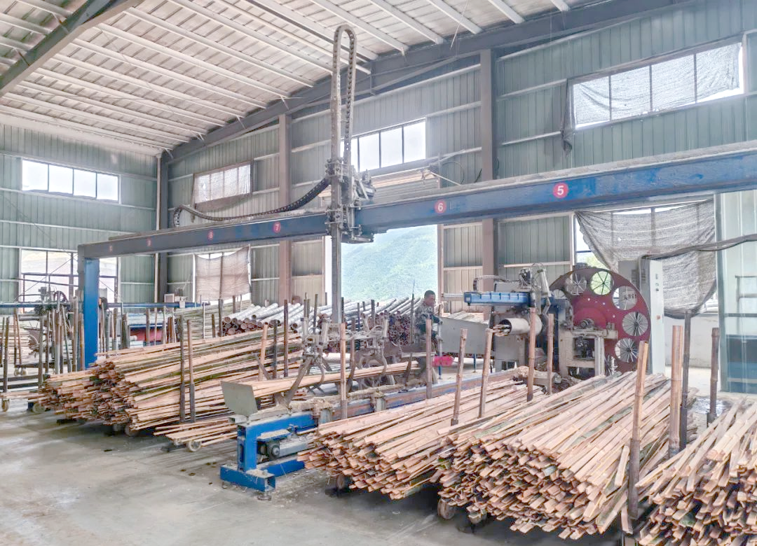 中,运用先进的机器设备,对竹材进行精细的切割,剖分,切片和拉丝等处理