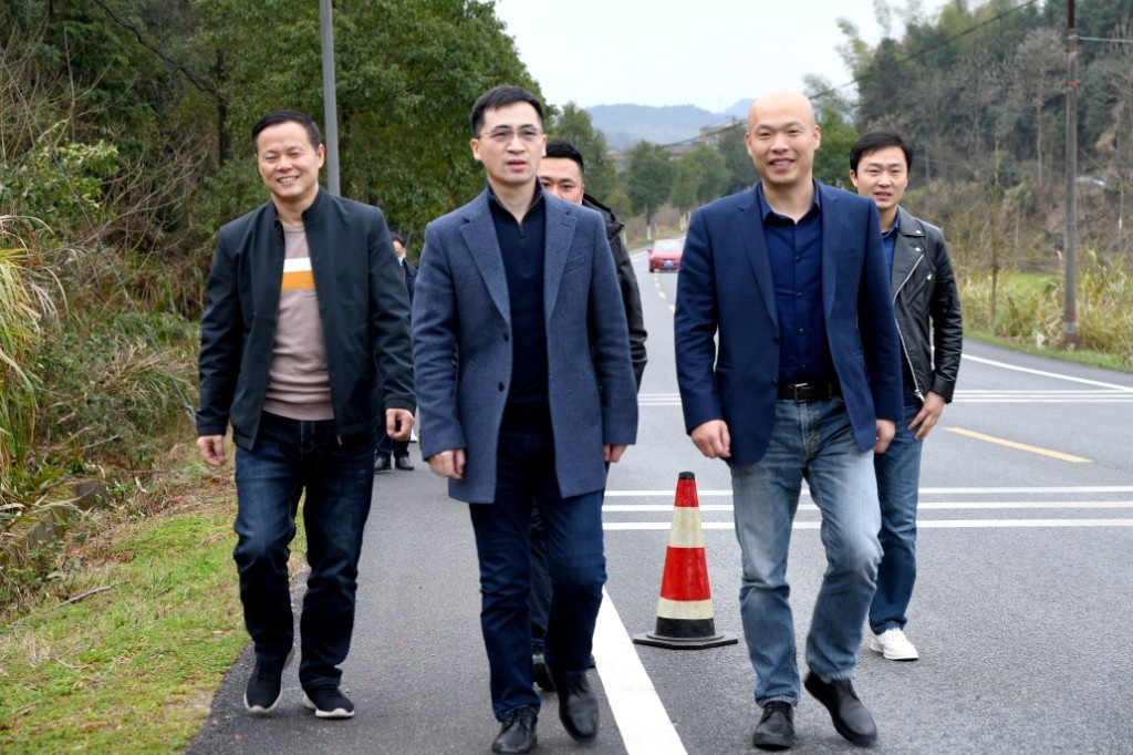 钟勇军一行调研渌口区公路工作
