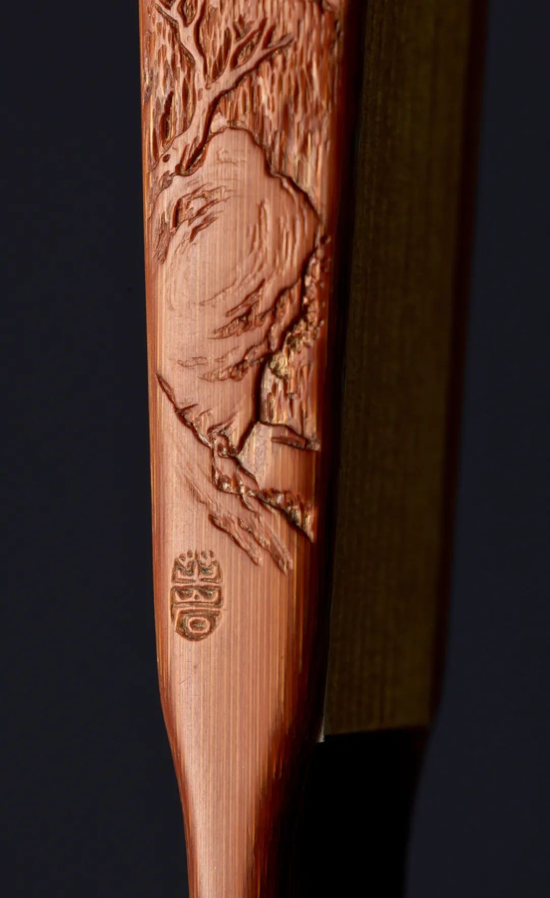 箑刻黄鹤山樵画意——周芷岩竹雕仙山岭云寻幽图成扇