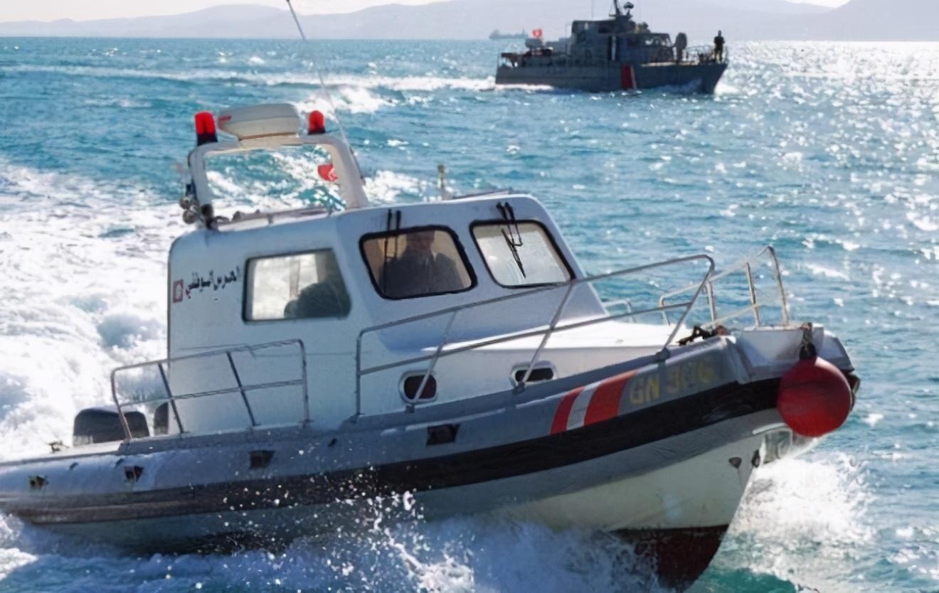 突尼斯一移民船沉没,已致12人死亡