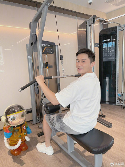 李晨让"娃娃"陪在身旁健身 网友:哥哥真是童心未泯