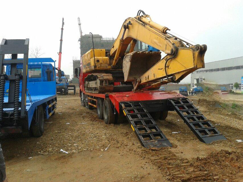 挖机上下板车一定要注意!