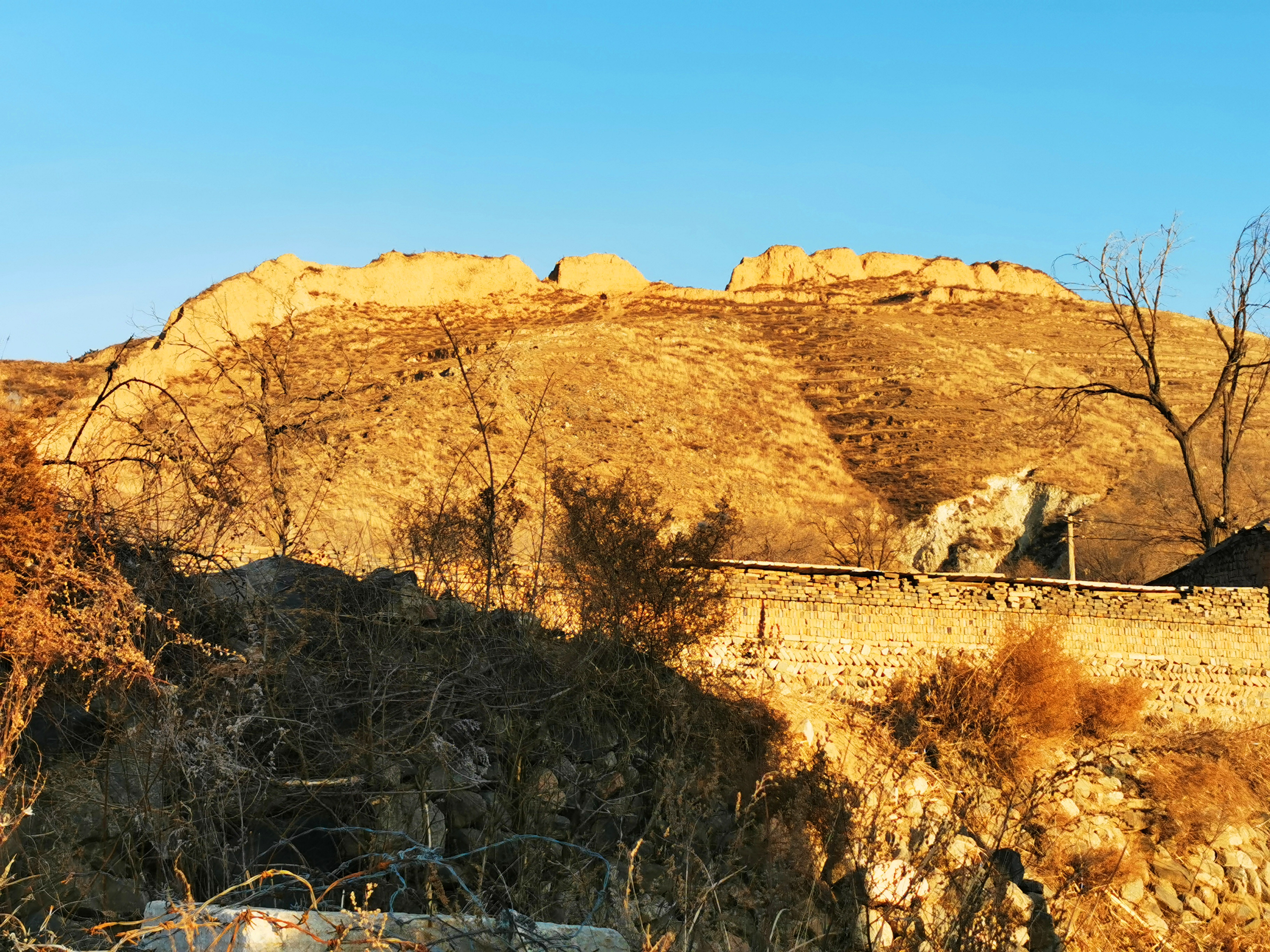 新广武村,一座古长城脚下的屯兵城堡,有"金斗银簸箕"之称