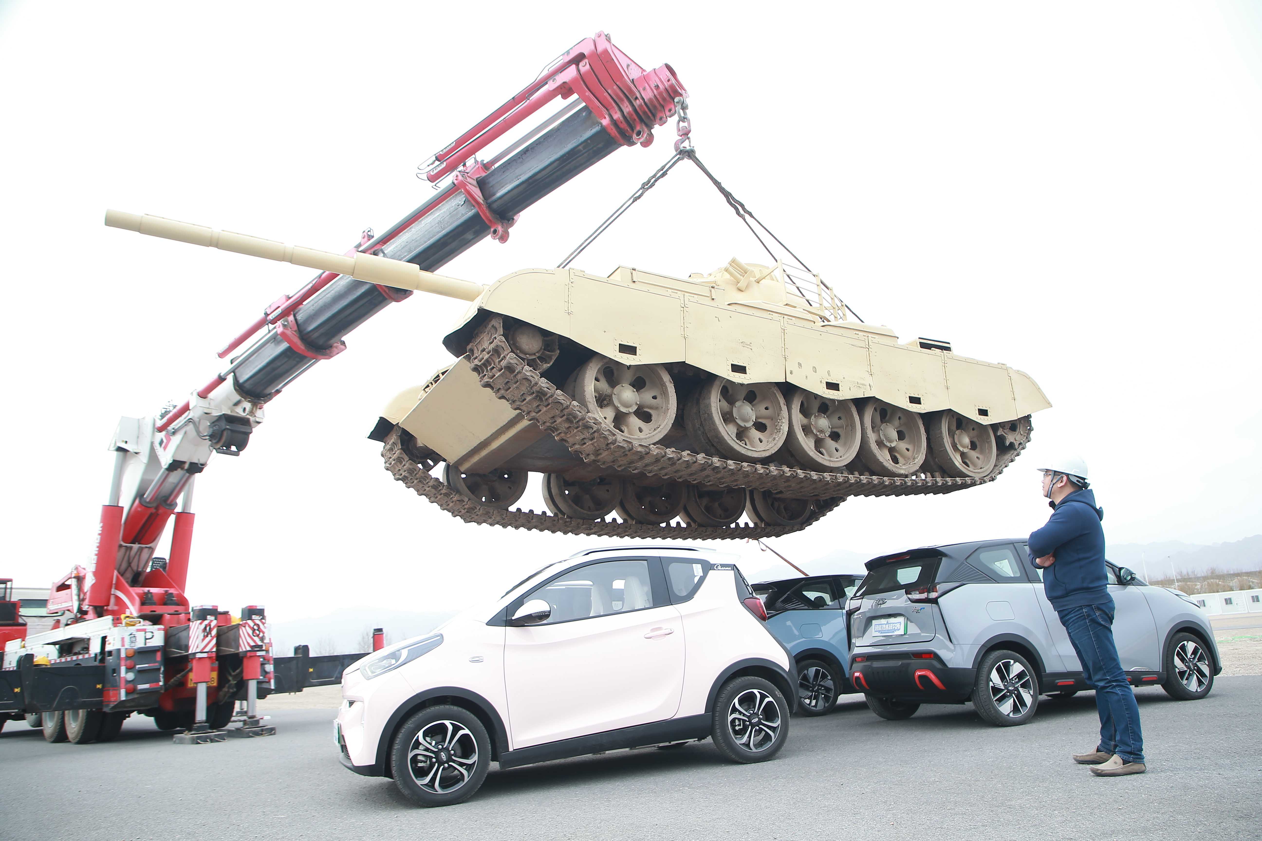 成功托举30吨坦克 奇瑞新能源全铝双子星真的顶!