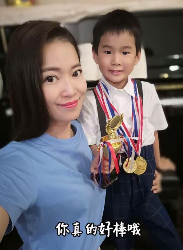 东方卫视主持人麻伊琳,她曾经风光出嫁,离婚后独自抚养儿子长大