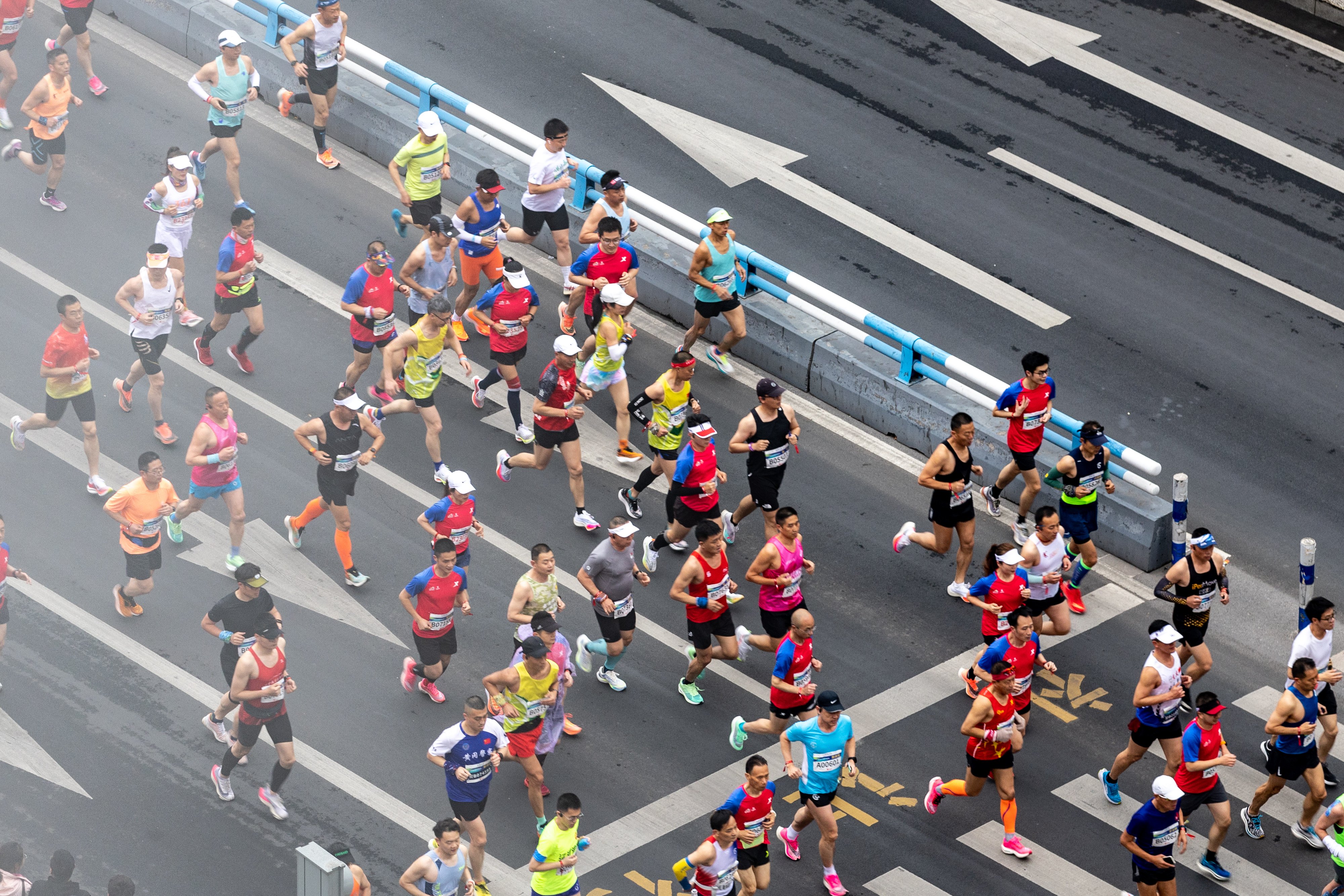 2023重庆马拉松鸣枪开跑