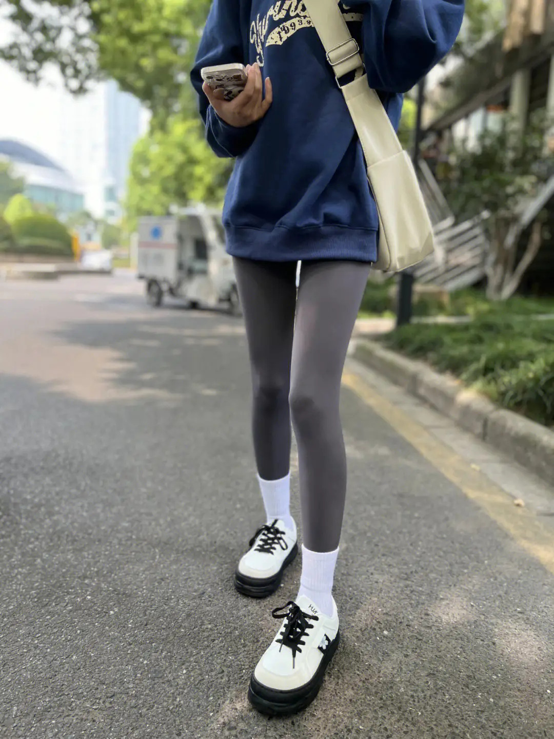 鲨鱼裤配腿袜,冬日穿搭新趋势