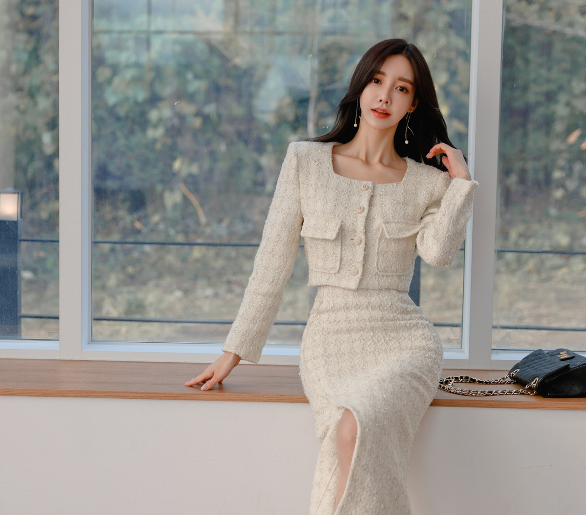 韩国美女孙允珠时尚写真:乳白色高腰夹克搭配开叉鱼尾裙