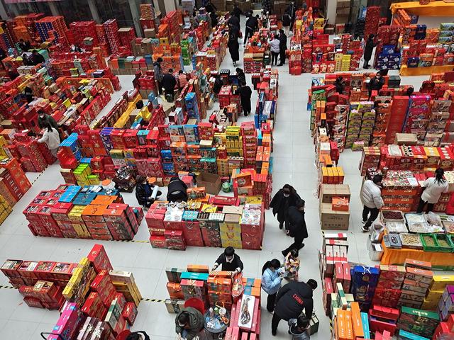 批发市场里的年货节:干果和礼品行情超预期,有商户无货可卖