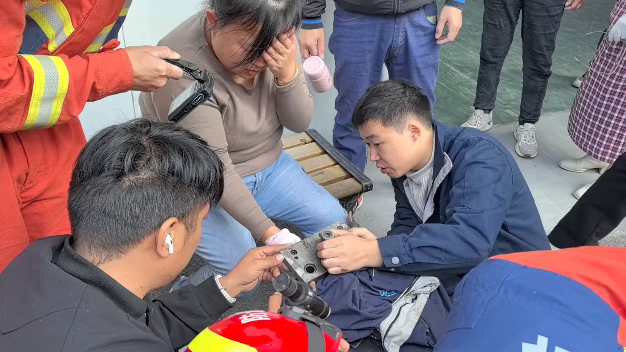 「视频」女工操作不慎模具卡手,消防紧急破拆解救