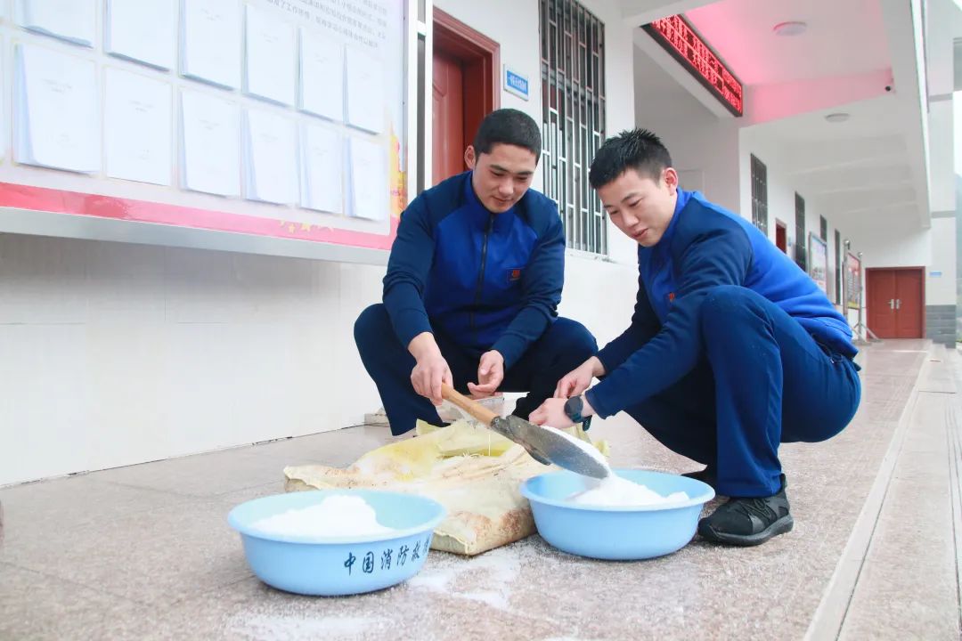 营区绿化齐整治 美好环境共创造 营区绿化齐整治 美好环境共创造