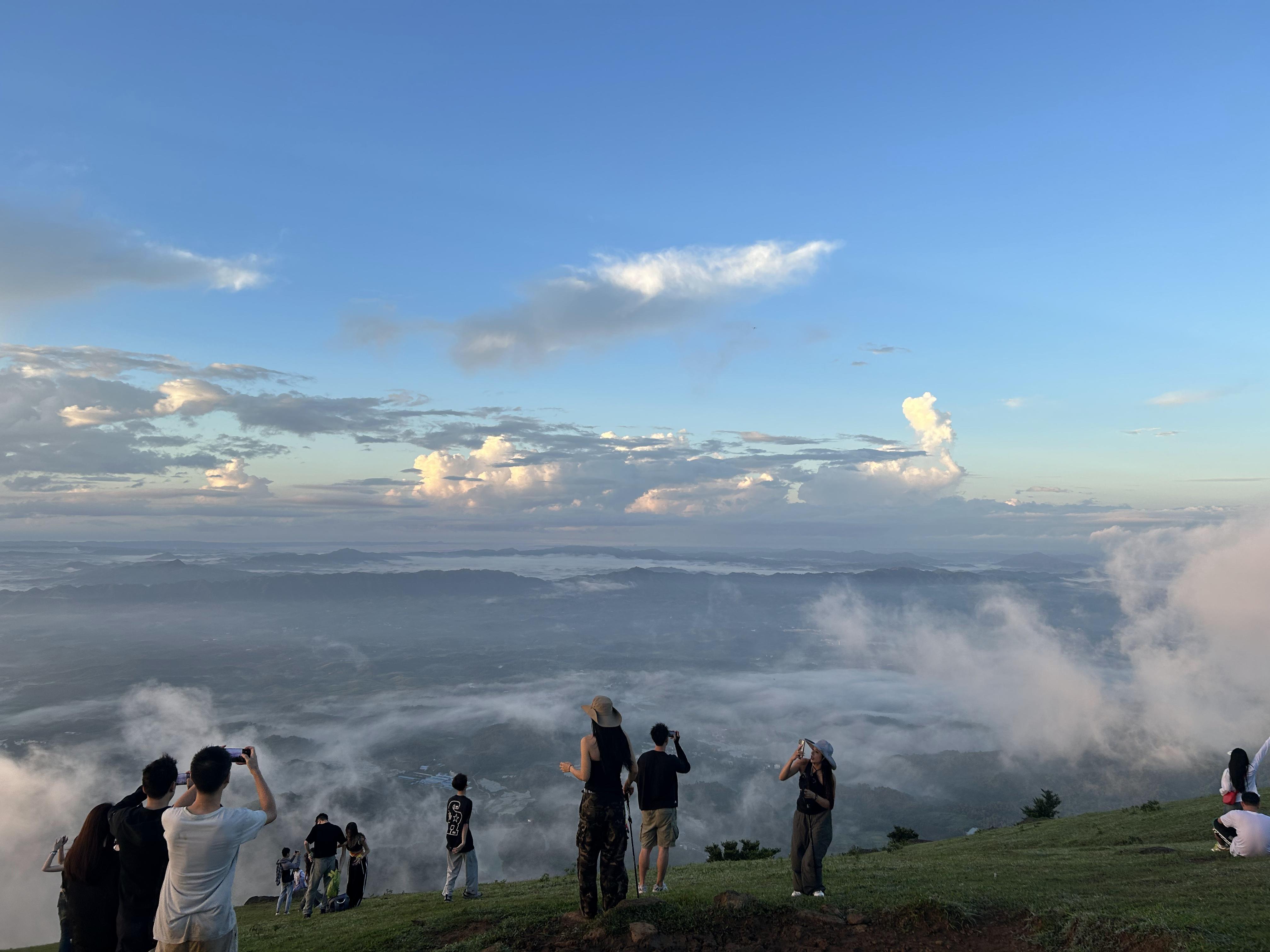 广西防城港哪里可以登山——望洲顶游玩攻略,蓝天碧草,天然山路