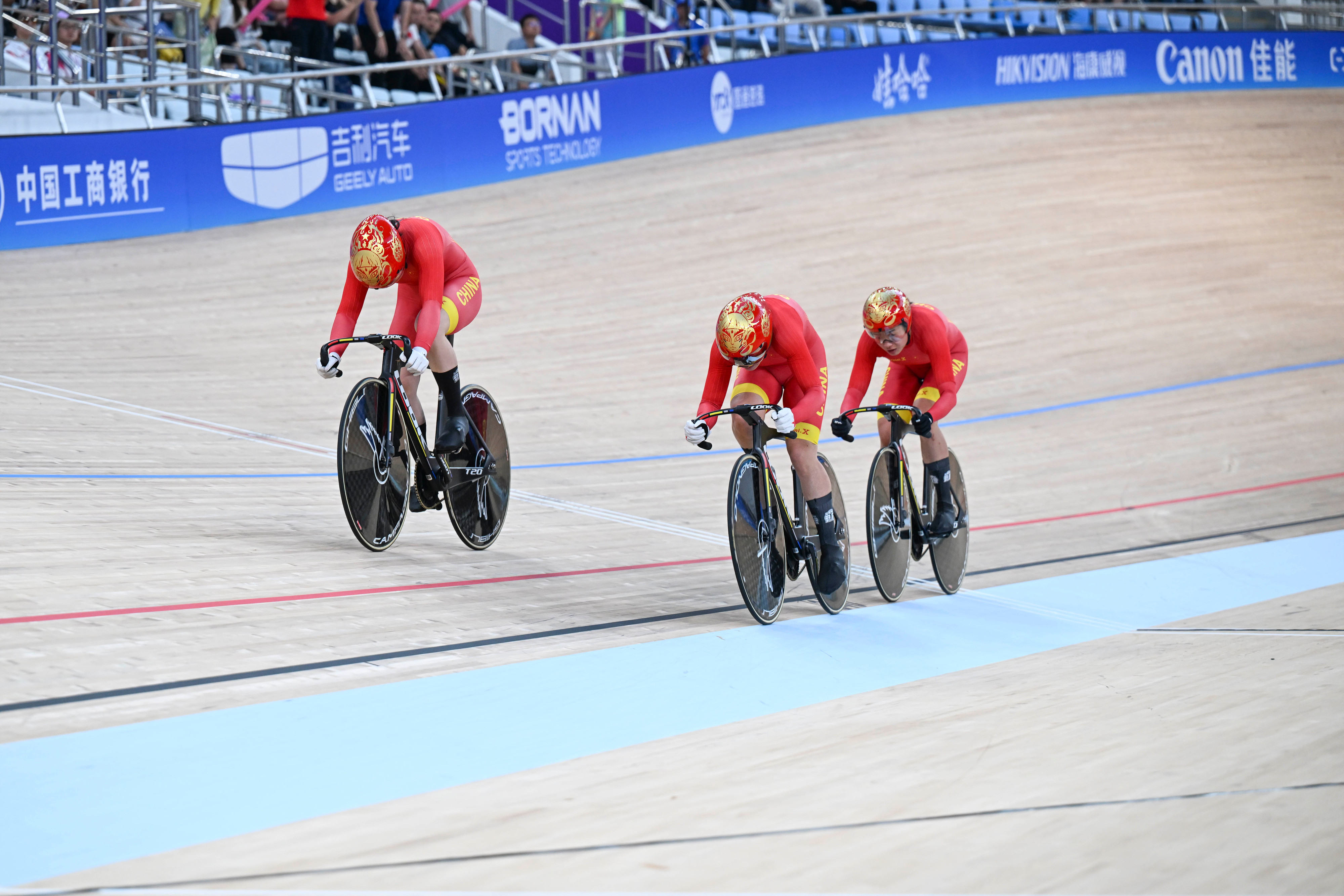 (杭州亚运会)场地自行车——女子团体竞速赛:中国队破亚洲纪录夺冠