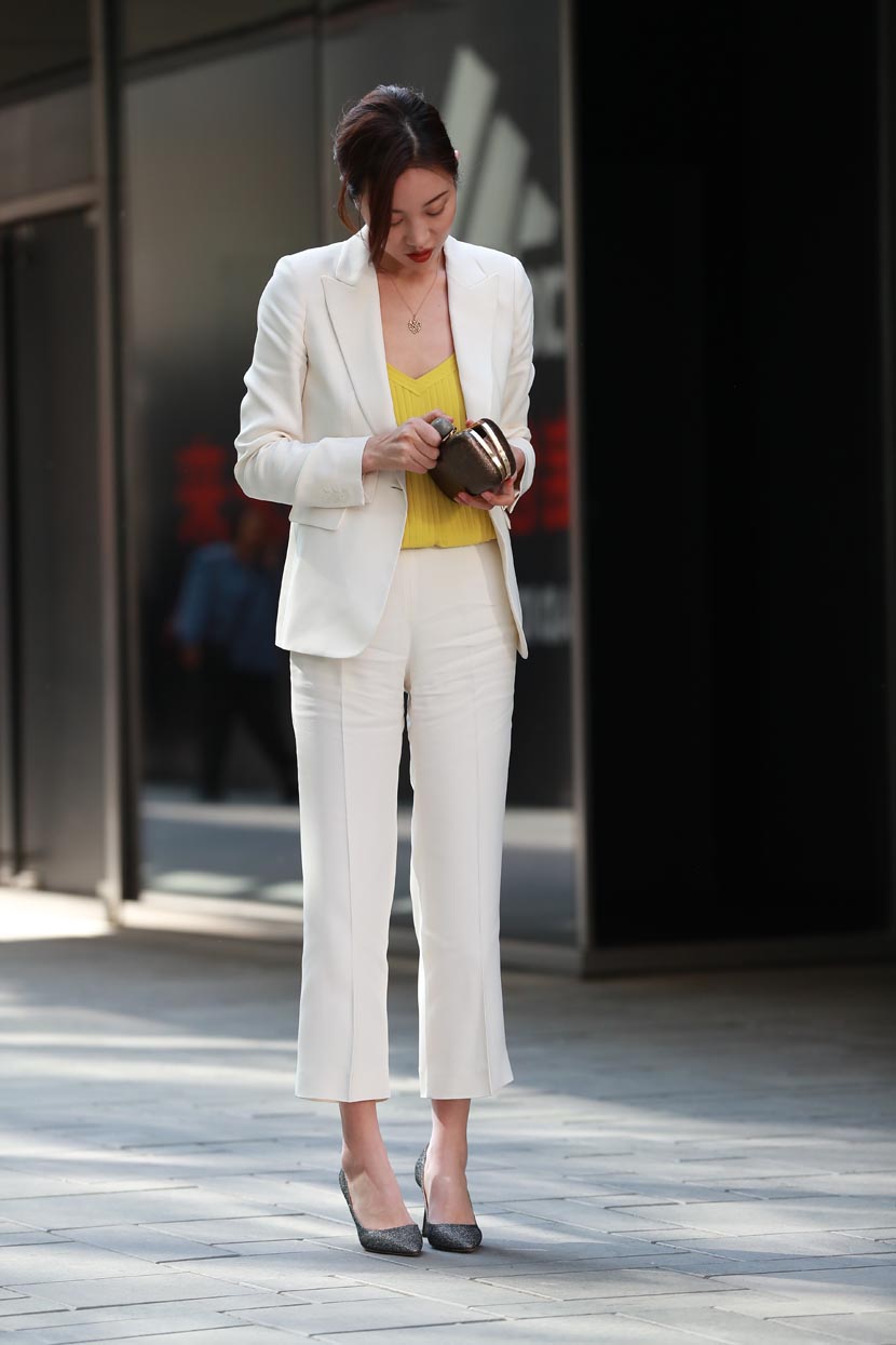 洒脱有型的白西装,展现了不一般的干练利落