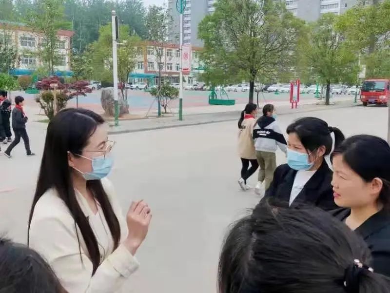 携手并进 静待花开——官湖镇中心小学开展家校共育活动
