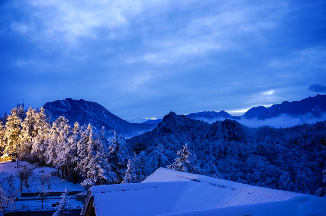 西岭雪山近景图片