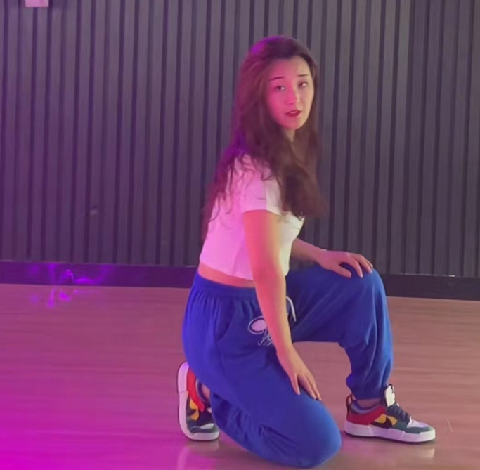 慌不择路?陈亚男跳嘻哈热舞满屏尴尬,被调侃像做法事的大仙