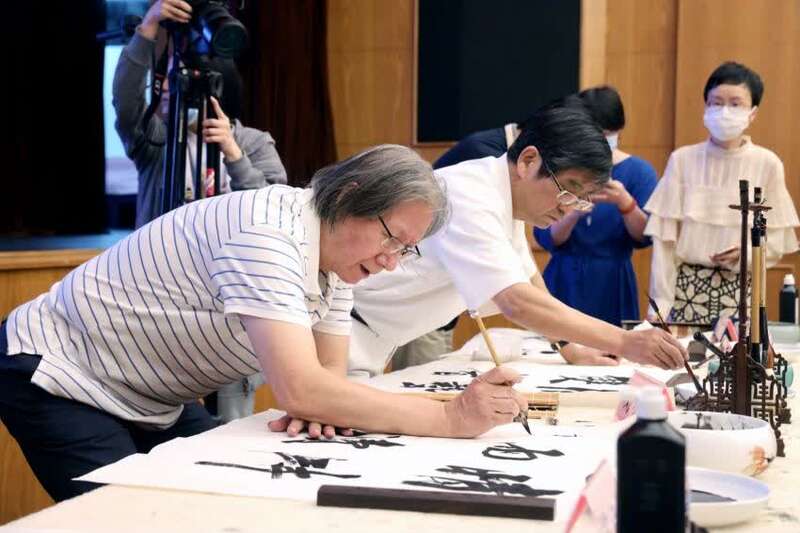 默默捐款数百万元,79岁的上海书法家说"不是什么很大数额"