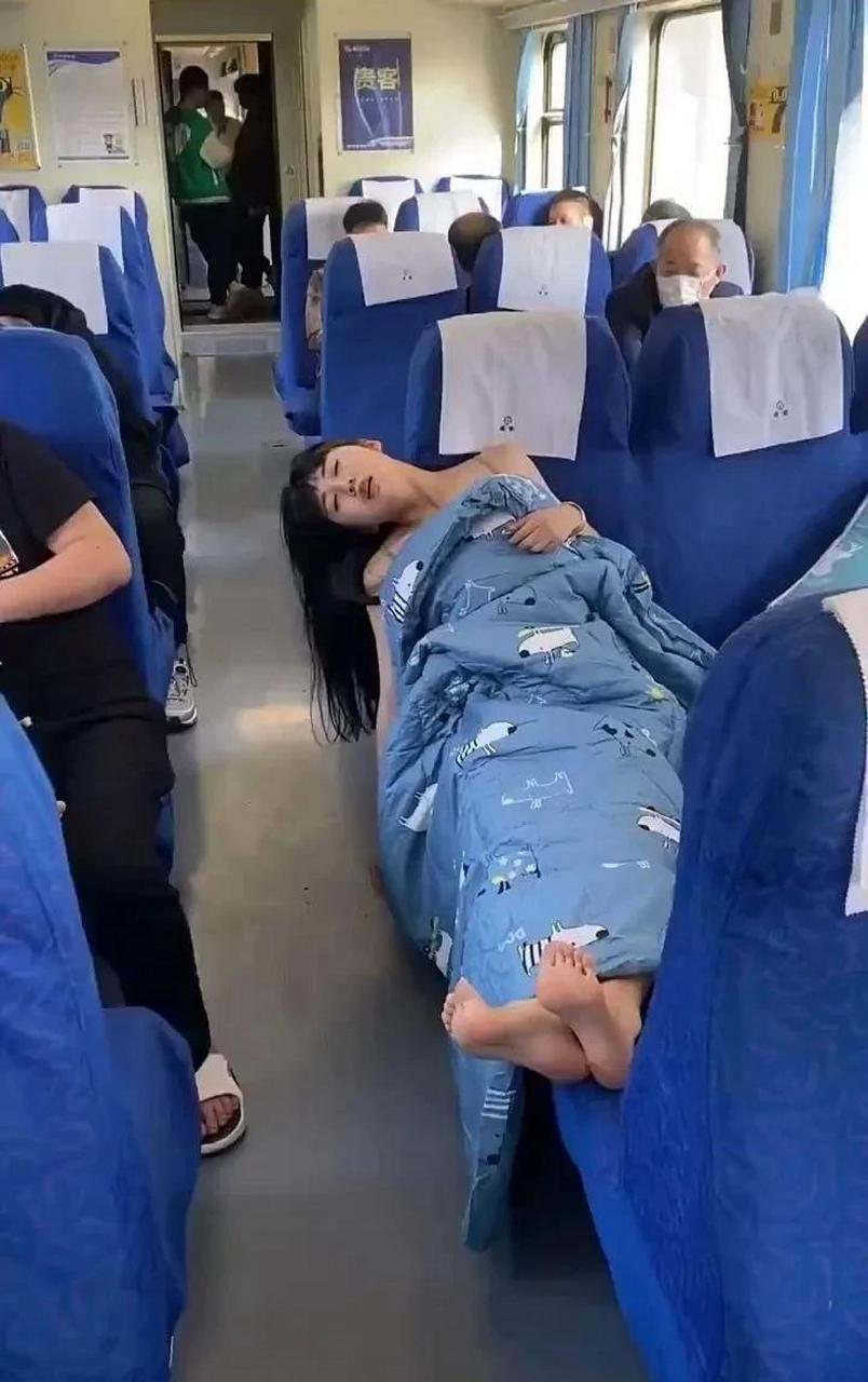 头一次看到绿皮车软座还能躺着睡!