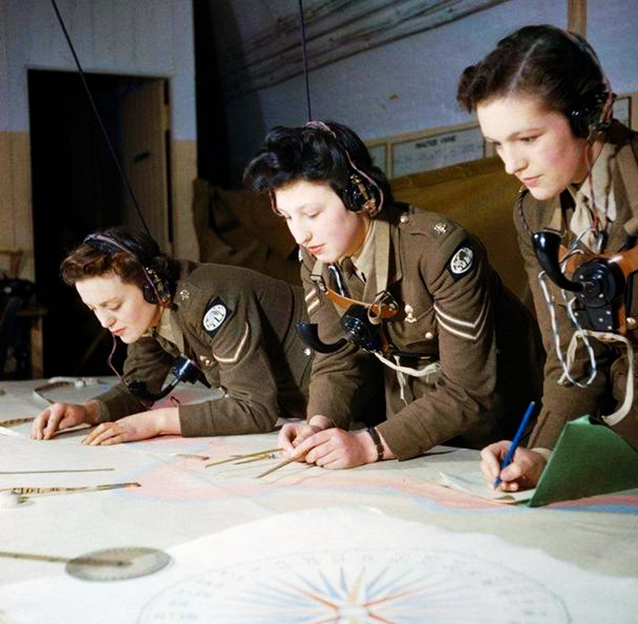 二战时期的英国女兵,打仗也爱新潮!