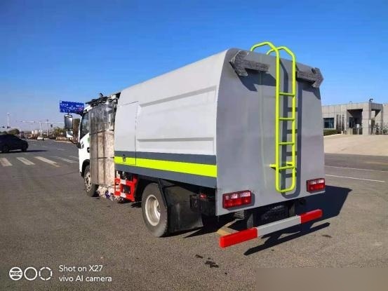 城市隔离护栏清洗车 高速护栏清洗车