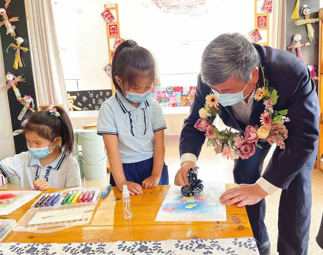 区人大常委会党组书记,主任戴冠福一行赴峰江街道中心幼儿园开展"六一