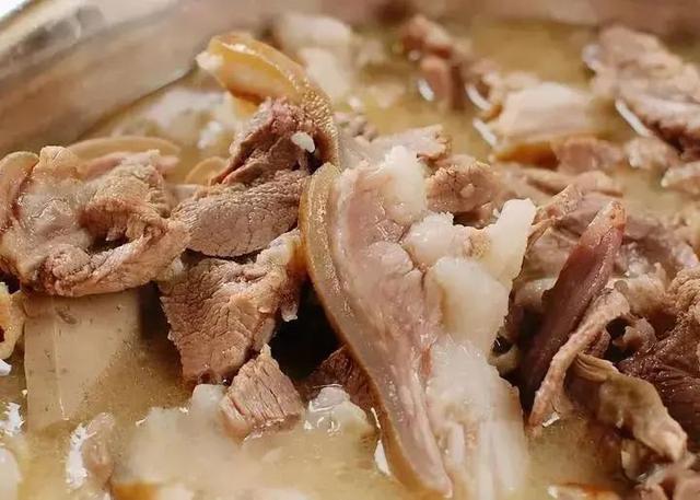 又受滇文化影响 川风滇俗,蜀礼云情 在会理汇聚融合 羊肉汤锅,鸡火丝