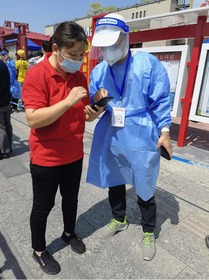 家住白云区的越秀地产地铁环境公司党员叶新福收到社区紧急支援号召后