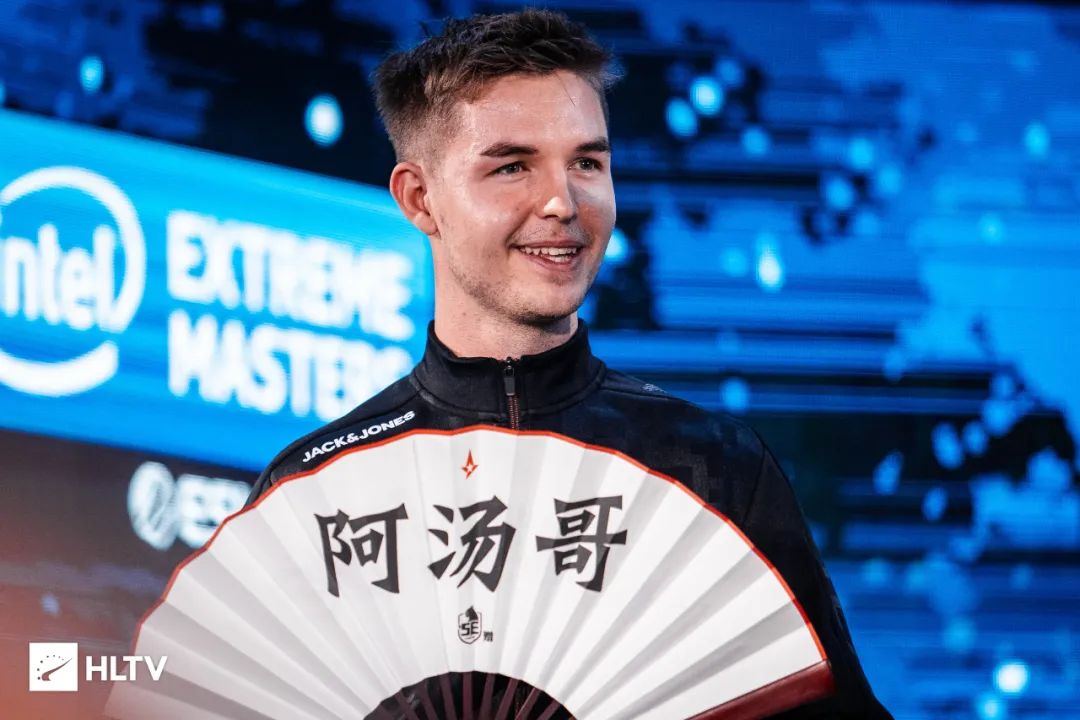 收到中国礼物"厚德载物"后,zywoo笑地很开心