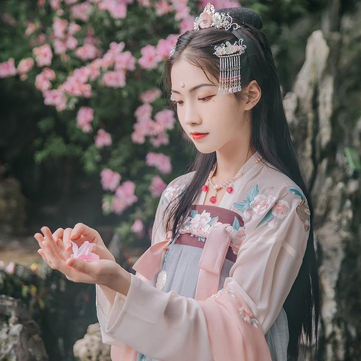 《穿书后我嫁给了男主他皇叔》炮灰女配的胜利,当不了你妻当你婶