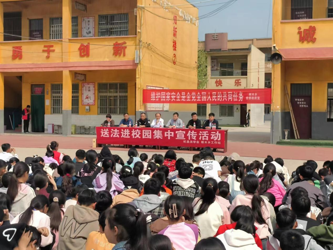 杞县活动现场,青年普法志愿者通过设立咨询台,发放宣传资料等方式
