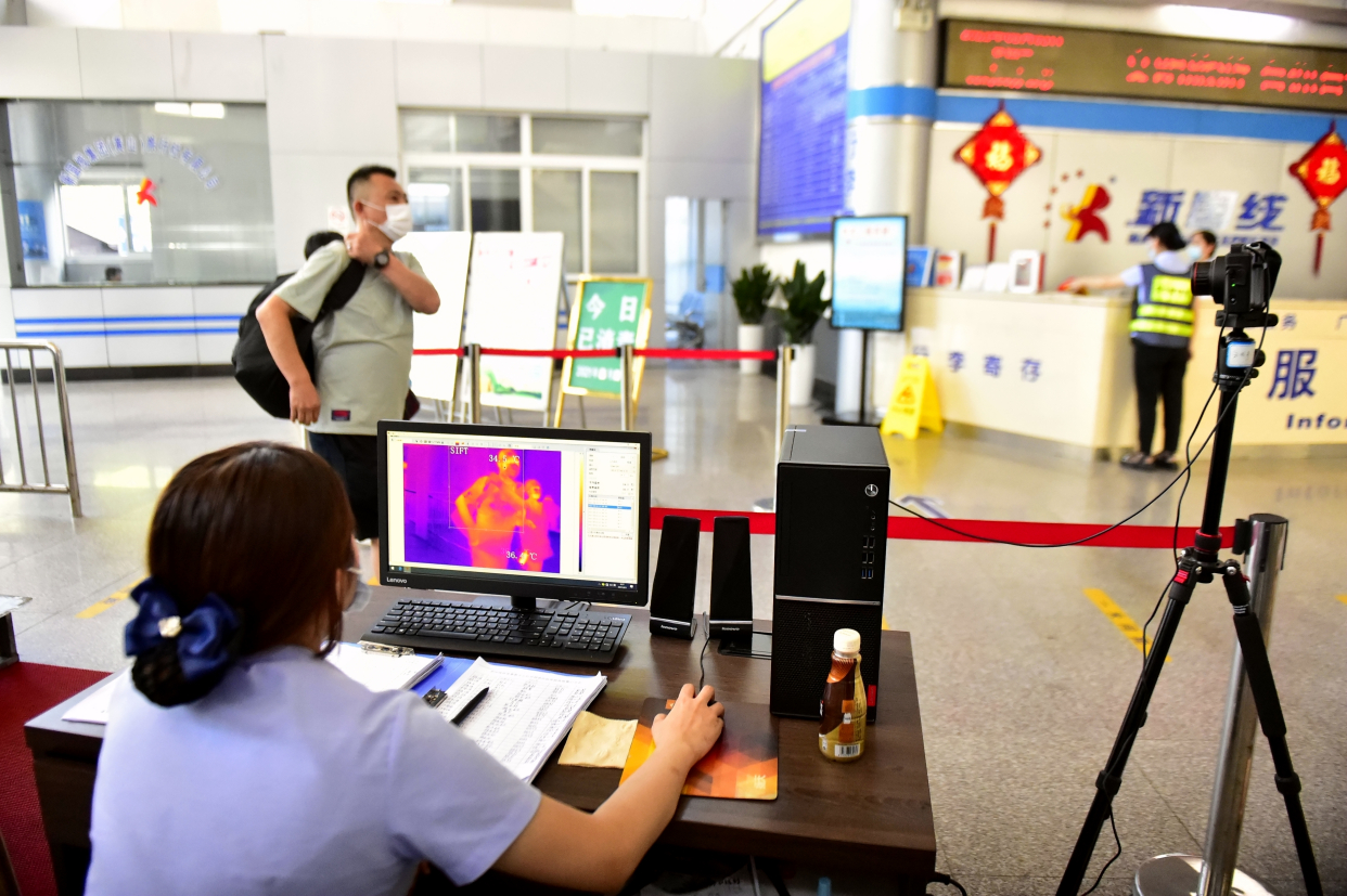 黄山景区进站后红外体温检测仪测温  蔡季安 摄