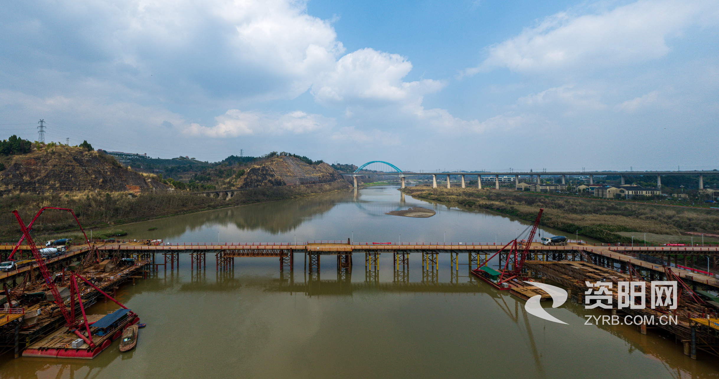 雷音大桥:临时钢栈桥贯通 24小时轮番作业