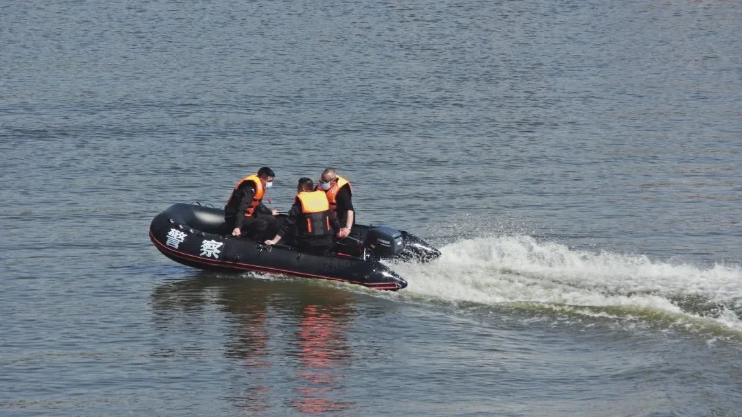 乘风破浪的警察叔叔新城分局开展水上救援训练