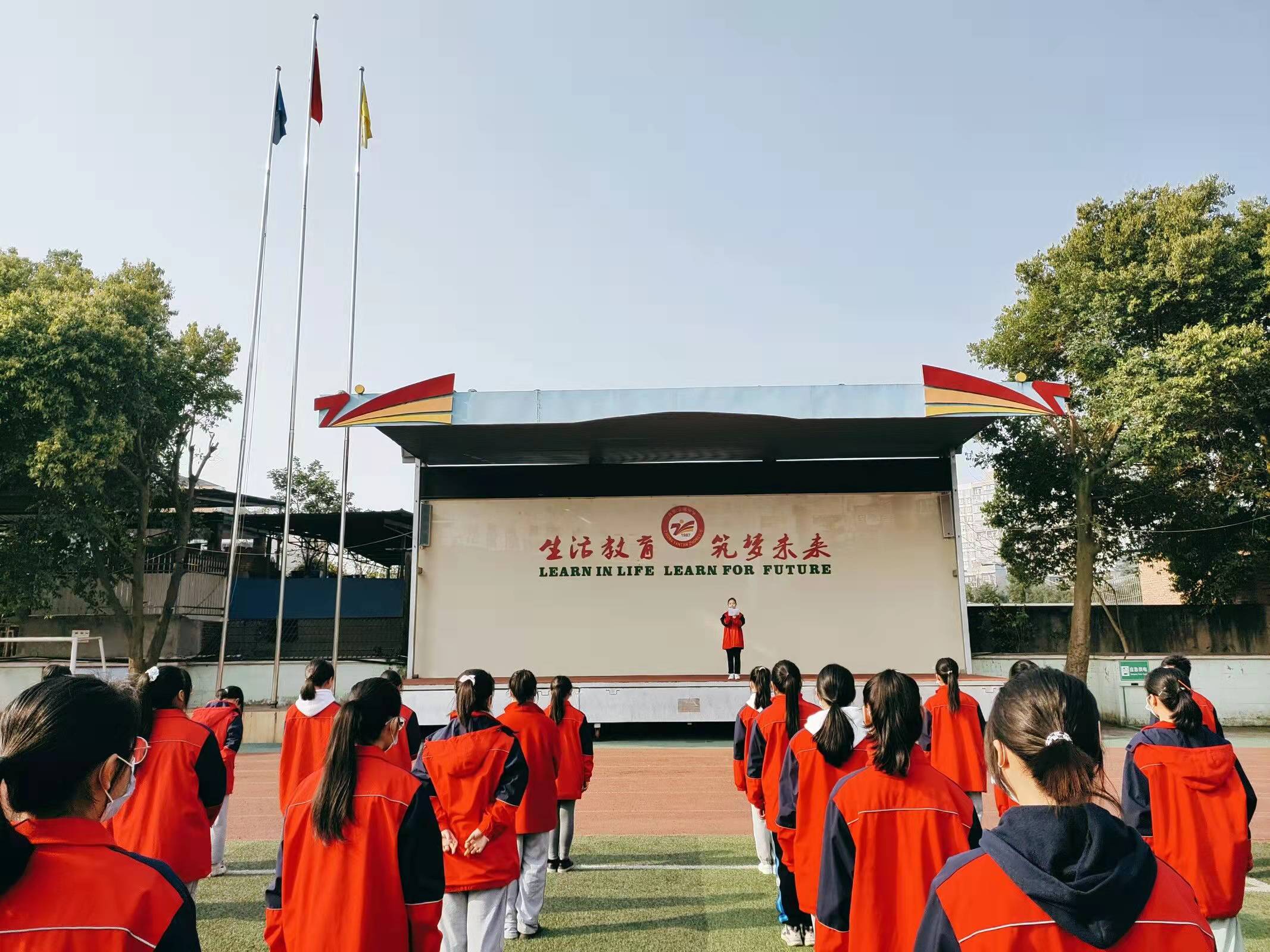 自贡沿滩:感恩在行动 幸福三月天 沿滩中学举行"三八"感恩活动