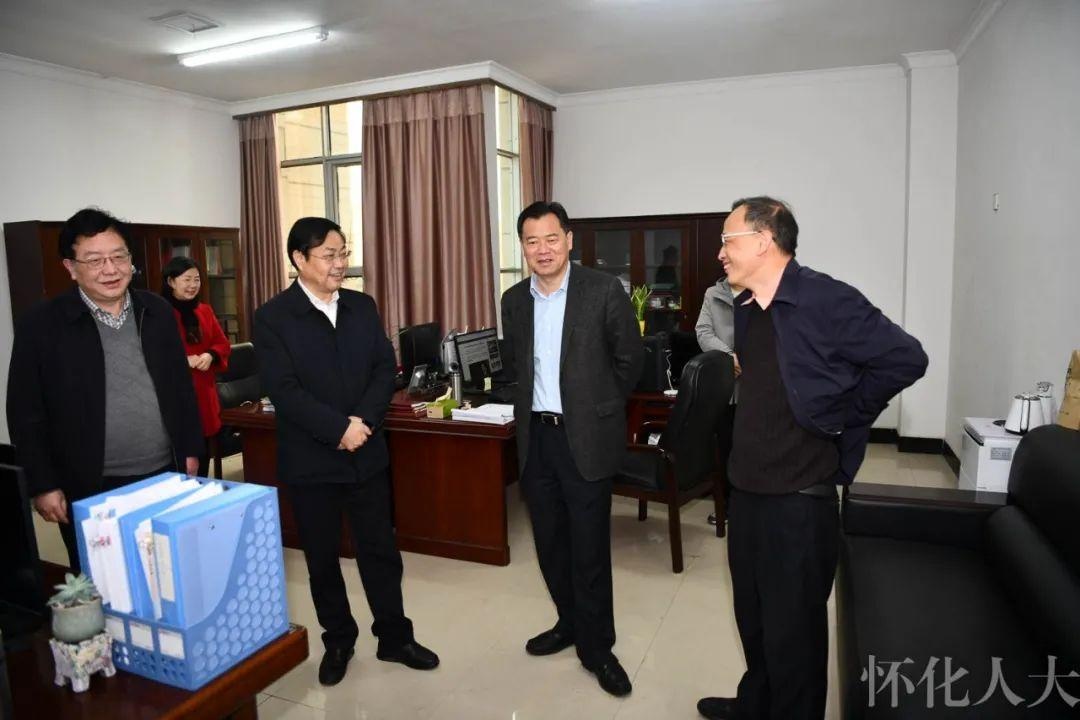 节后上班第一天 石希欣走访机关干部职工