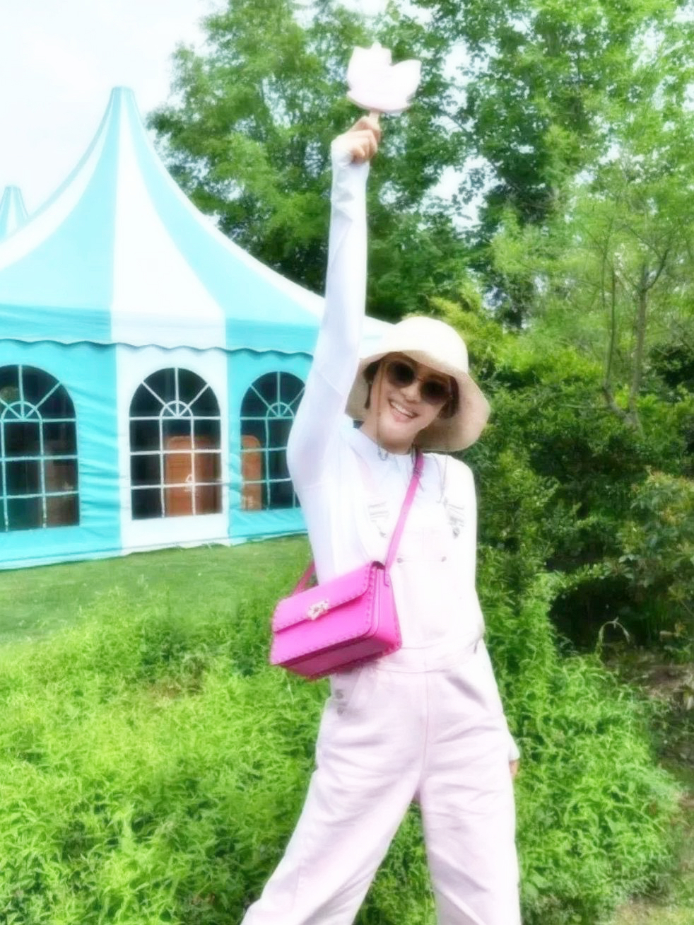 40岁孙俪穿粉色连身衣戴遮阳帽