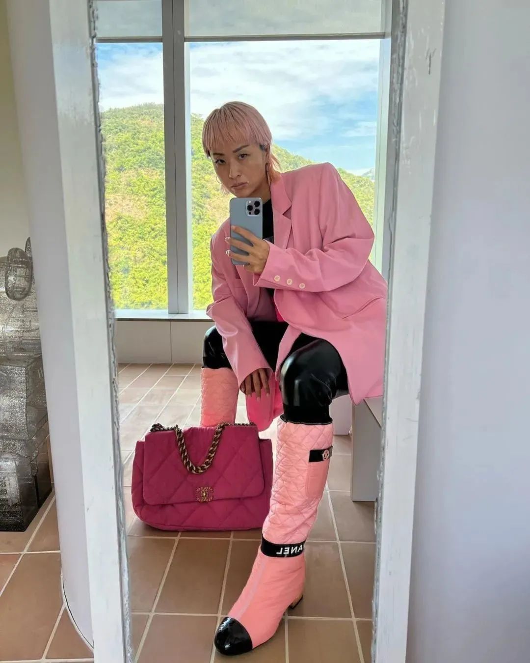 陈奕迅老婆晒女儿近照,17岁陈康堤秀半截长腿?