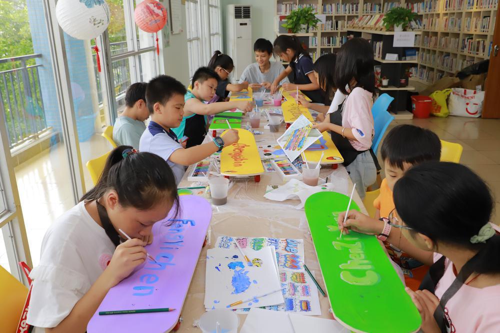 变身"滑板少年"玉塘街道开展彩绘滑板制作活动