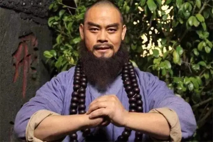 一个禅杖,一把戒刀,看着粗狂实则心细的花和尚潇洒走江湖