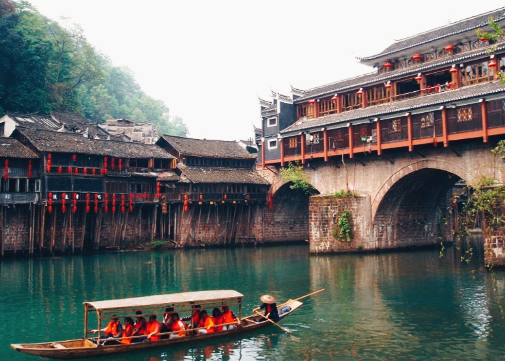 沈从文先生笔下的风雨边城,中国湘西重镇——凤凰古城