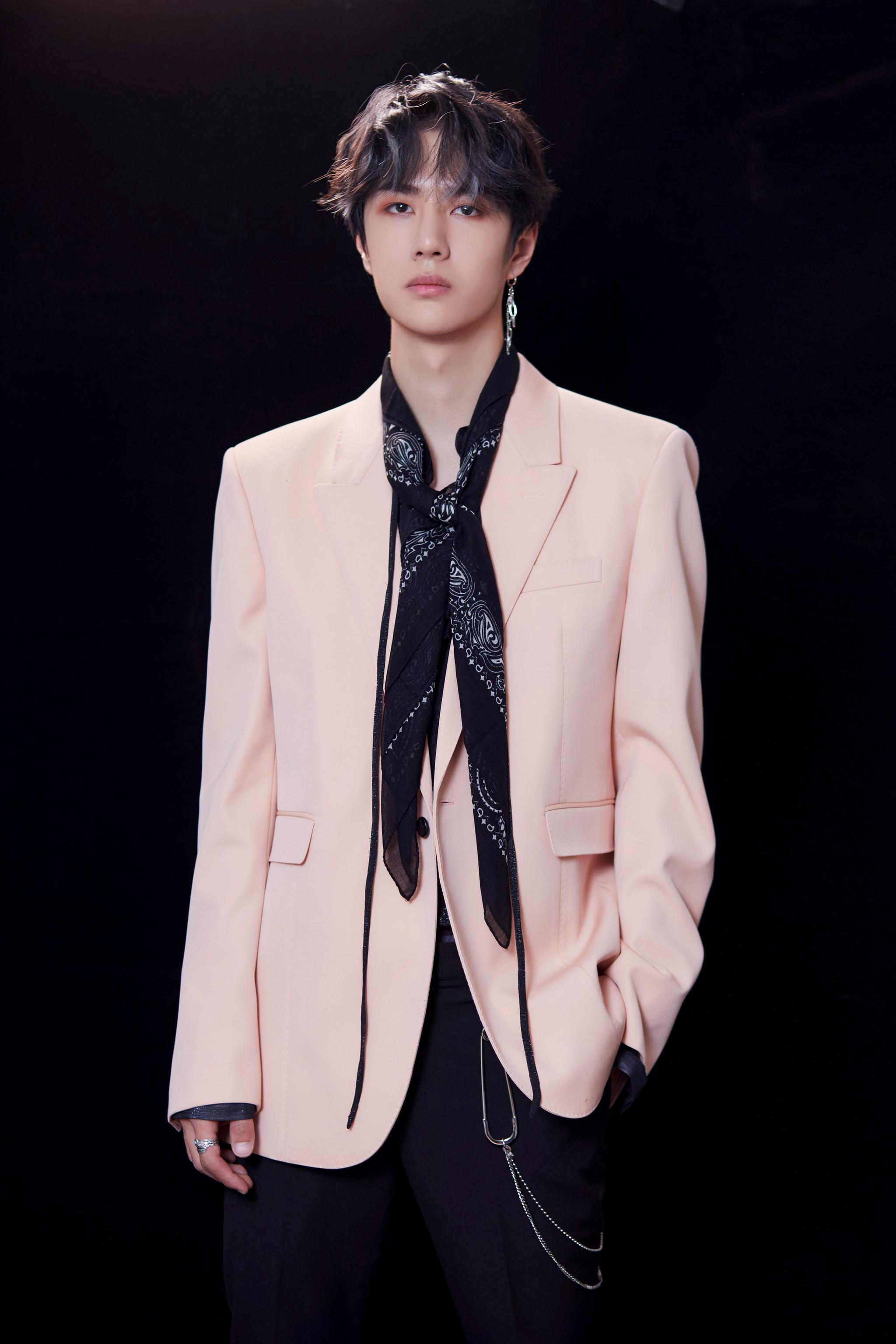 王一博在机场被粉丝扔东西,助理怒了,网友呼吁:理智追星