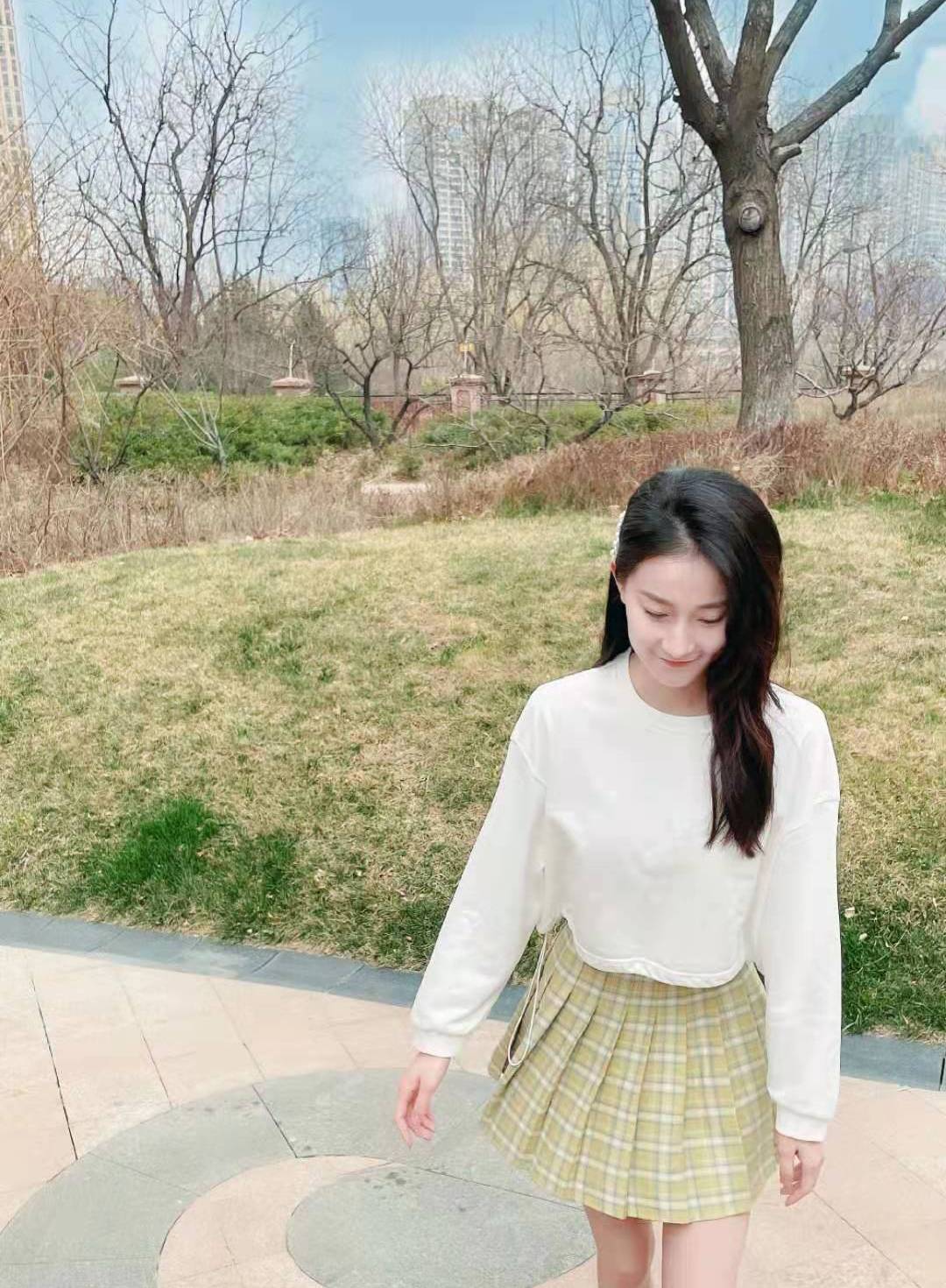 体操女神张豆豆生活照,肤白貌美,长相清纯,穿短裙凸显大长腿!