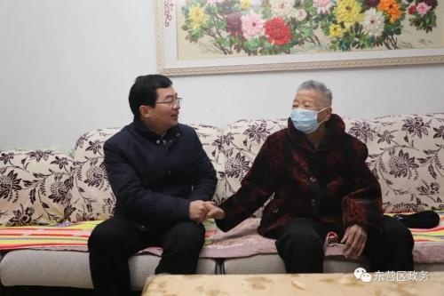 成秋林开展春节前走访慰问活动