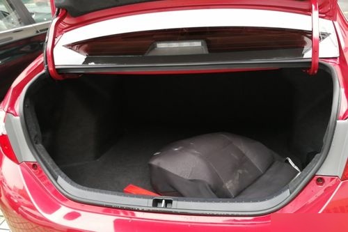 丰田雷凌后备箱怎么开