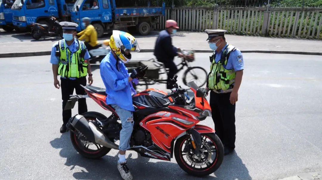 交警抓摩托车图片图片