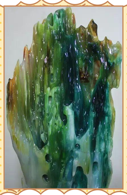 绿色树化玉同样历经了矿物的侵染,从而孕育出那翠绿欲滴的色彩