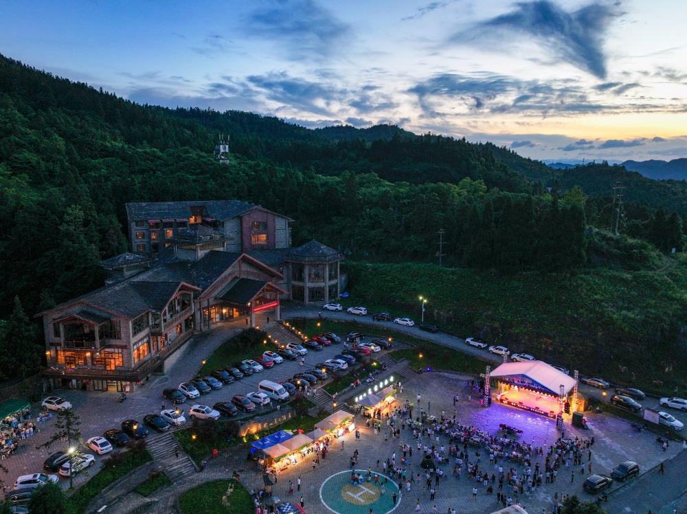 图片新闻|彭水:天然空调 森林氧吧 摩围山避暑游迎热潮