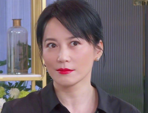 49岁俞飞鸿现身直播,高清镜头下的她,真实颜值引网友热议!